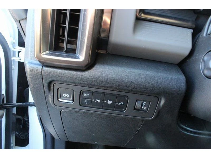 2025 GMC Hummer EV - Image 13 of 18