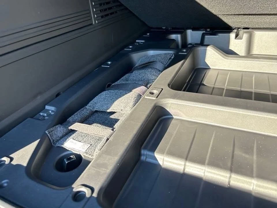 2025 GMC Hummer EV - Image 10 of 20