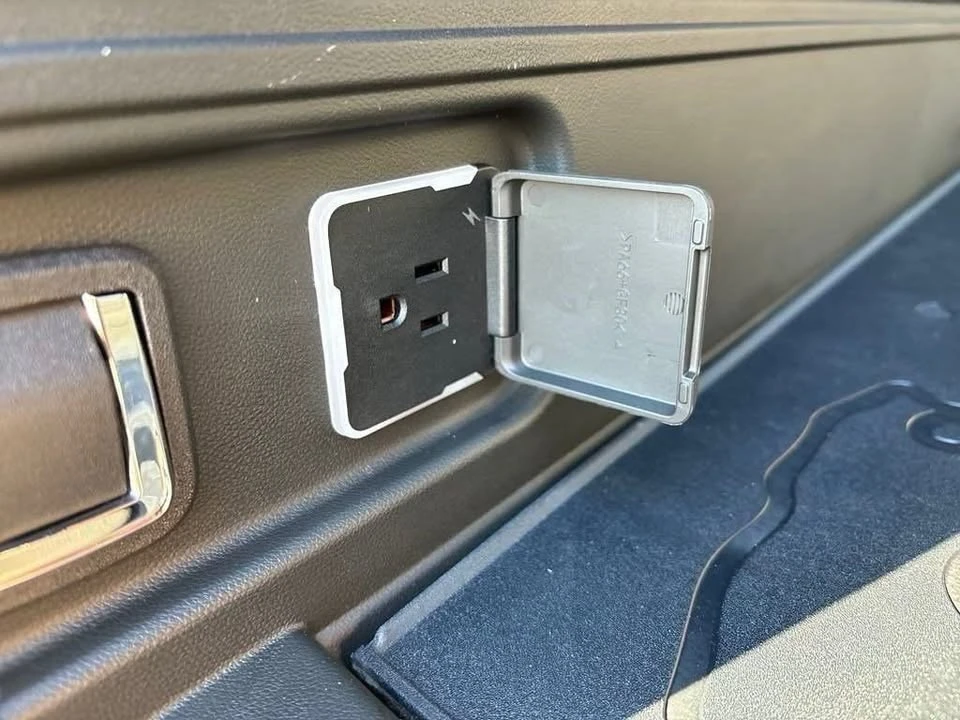 2025 GMC Hummer EV - Image 11 of 20