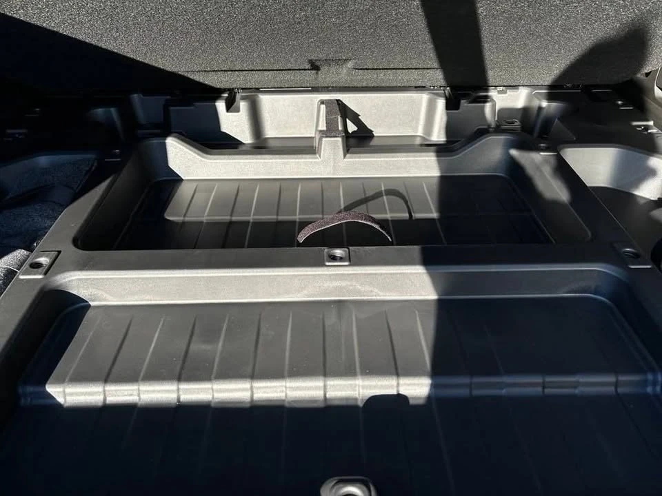 2025 GMC Hummer EV - Image 9 of 20