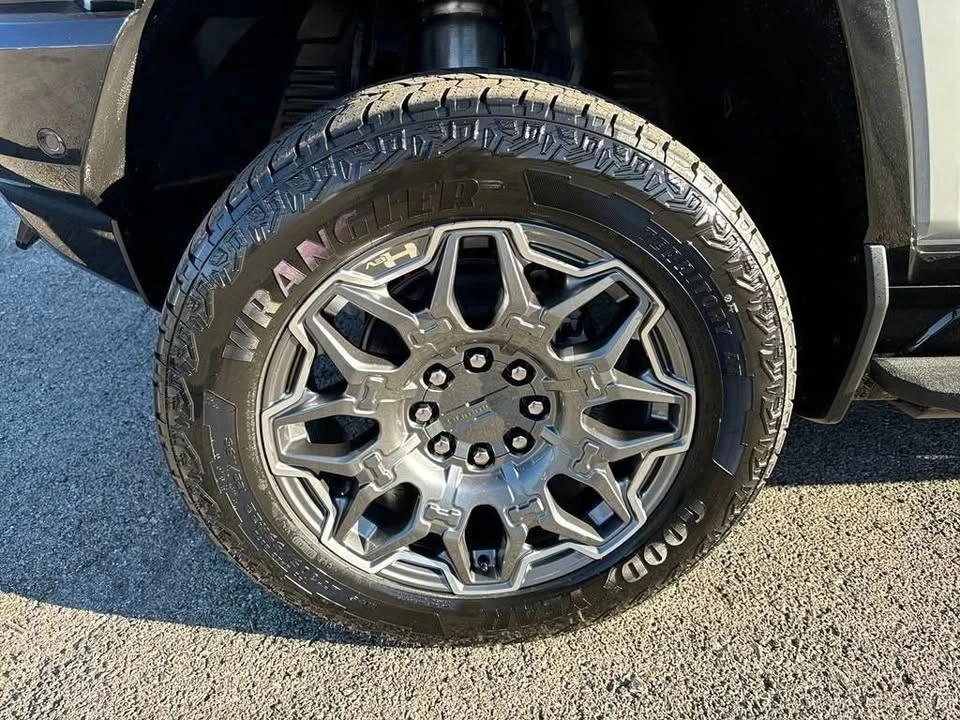 2025 GMC Hummer EV - Image 19 of 20