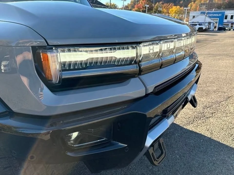 2025 GMC Hummer EV - Image 17 of 20