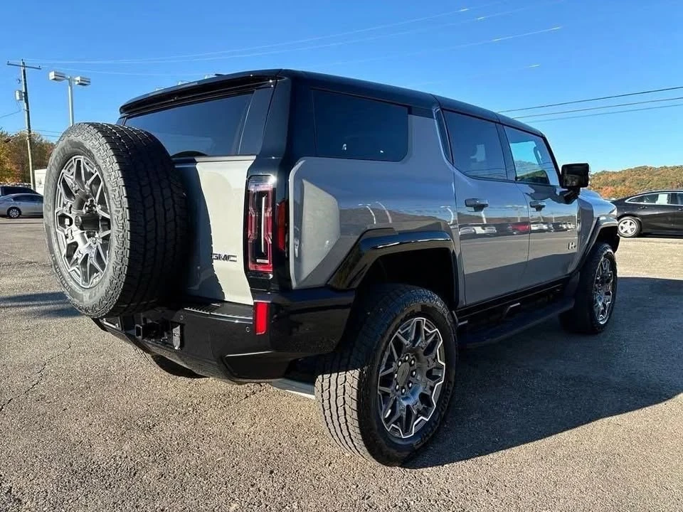 2025 GMC Hummer EV - Image 12 of 20