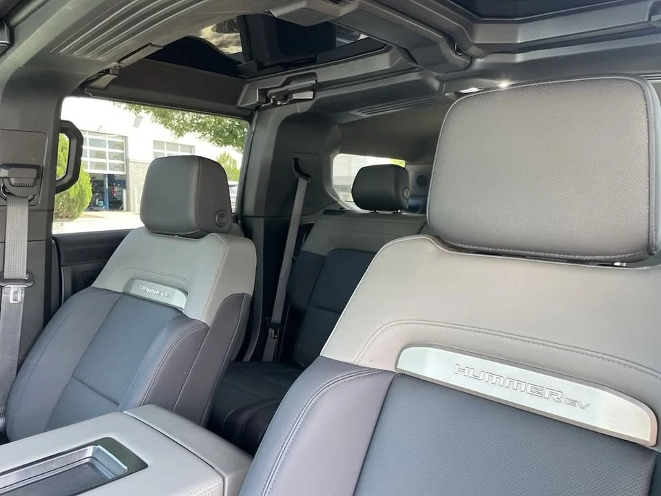 2025 GMC Hummer EV - Image 10 of 19
