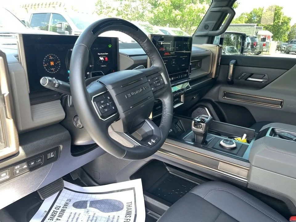 2025 GMC Hummer EV - Image 18 of 19