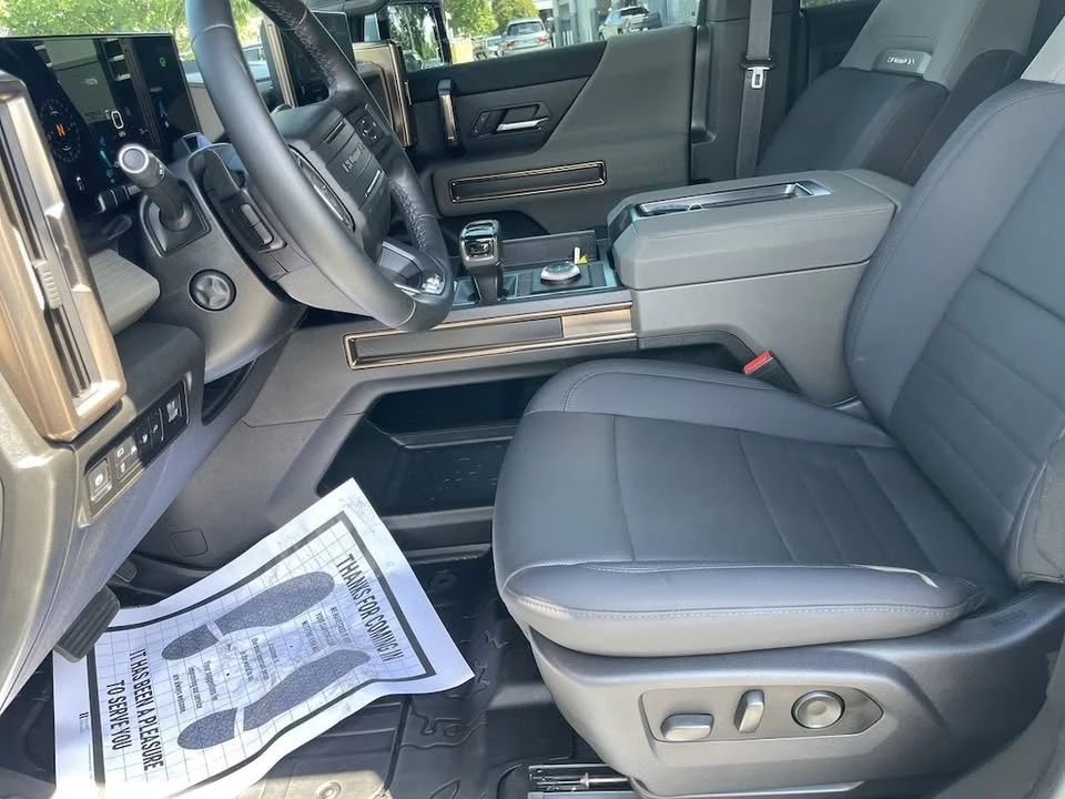 2025 GMC Hummer EV - Image 15 of 19