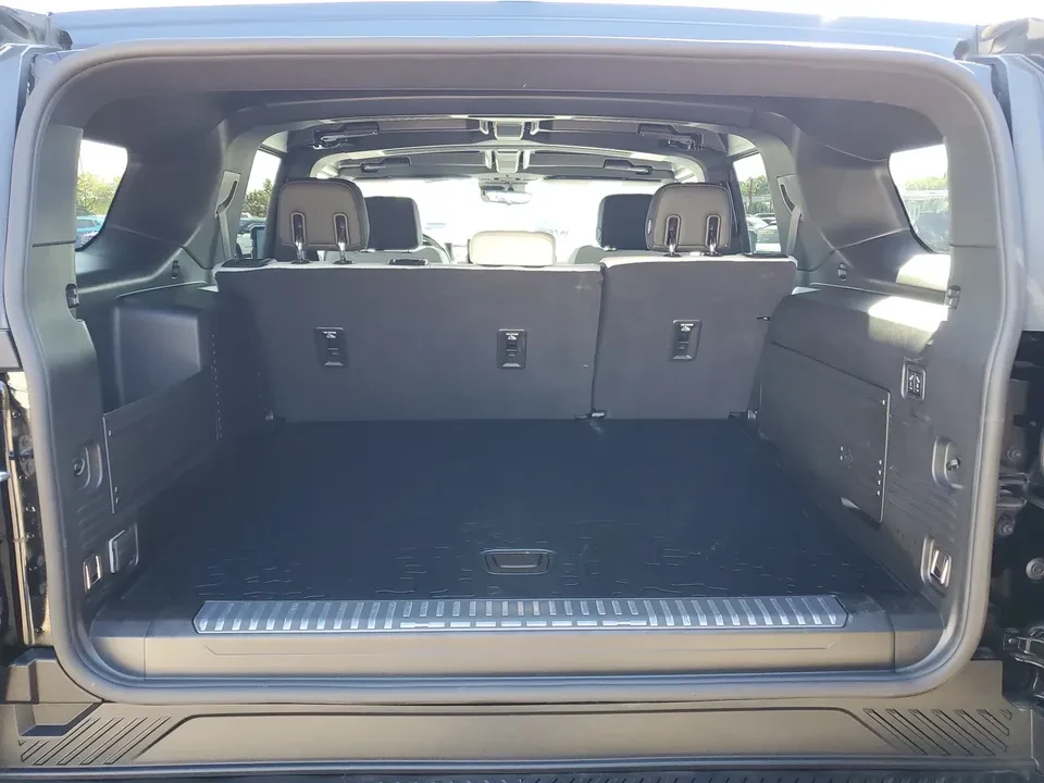 2025 GMC Hummer EV - Image 7 of 8