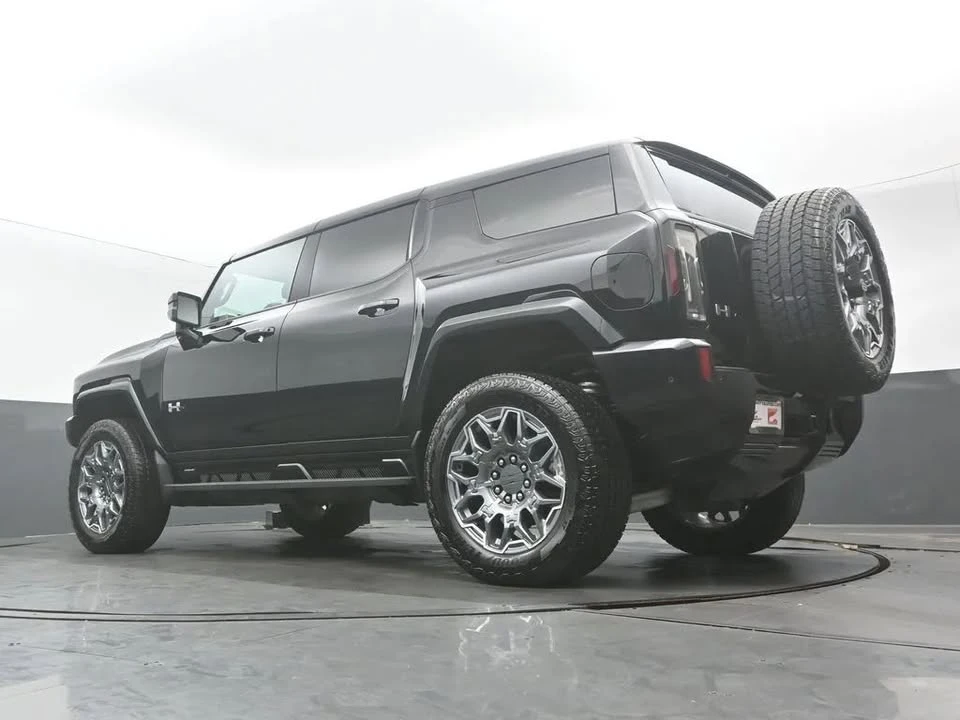 2025 GMC Hummer EV - Image 11 of 16