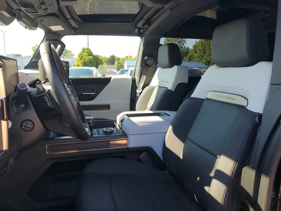 2025 GMC Hummer EV - Image 4 of 8