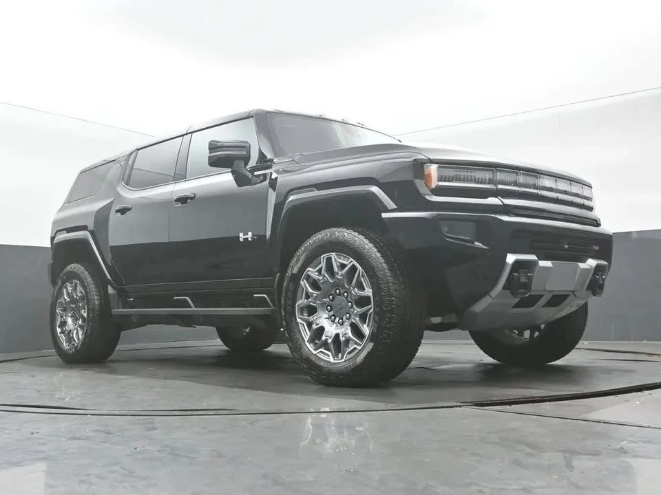 2025 GMC Hummer EV - Image 9 of 16