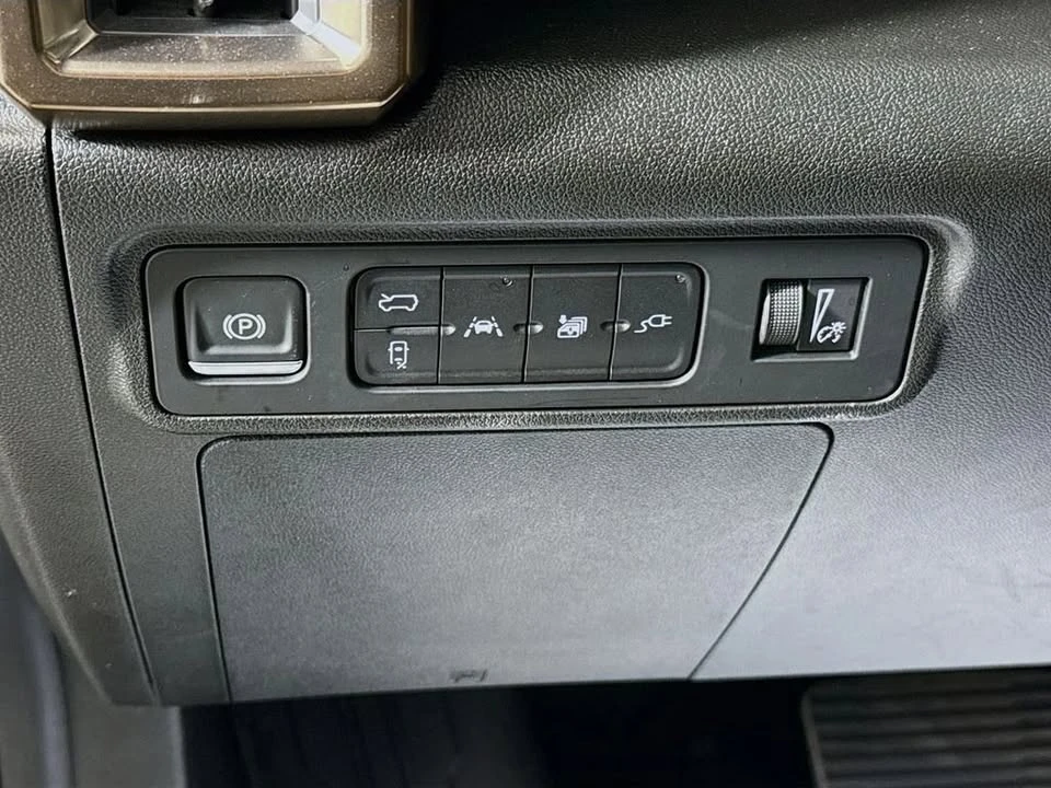 2025 GMC Hummer EV - Image 9 of 20