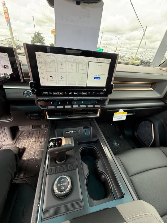 2025 GMC Hummer EV - Image 8 of 8