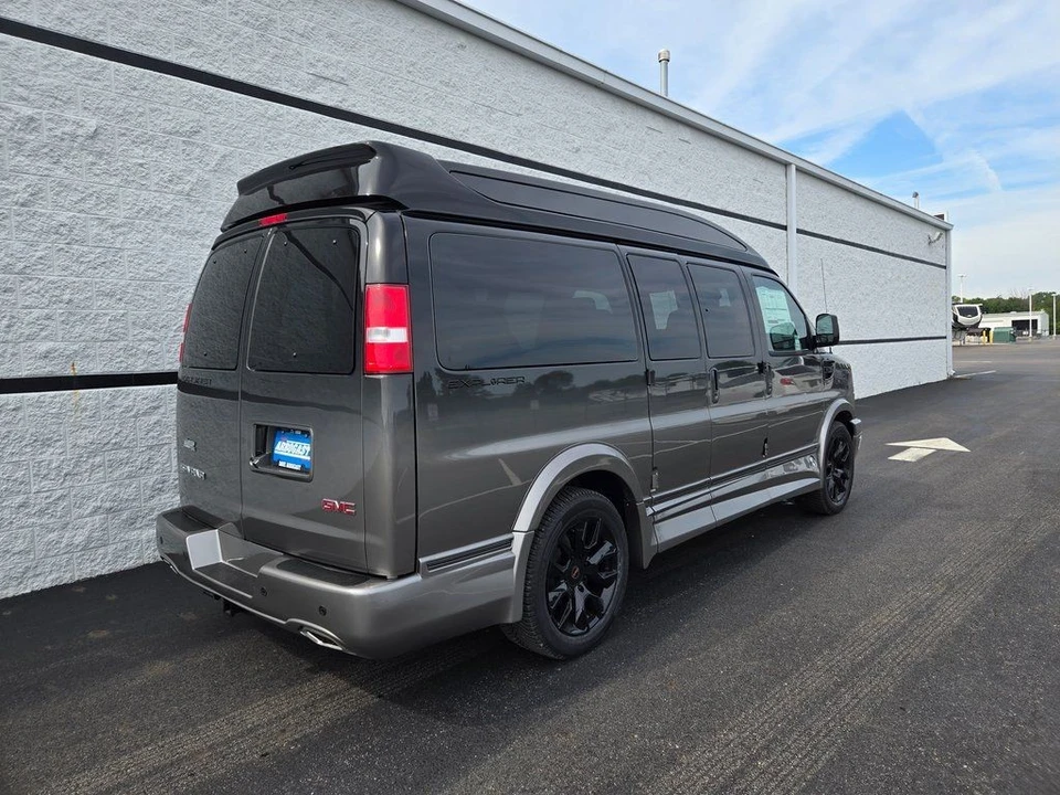 2025 GMC Savana - Image 4 of 12
