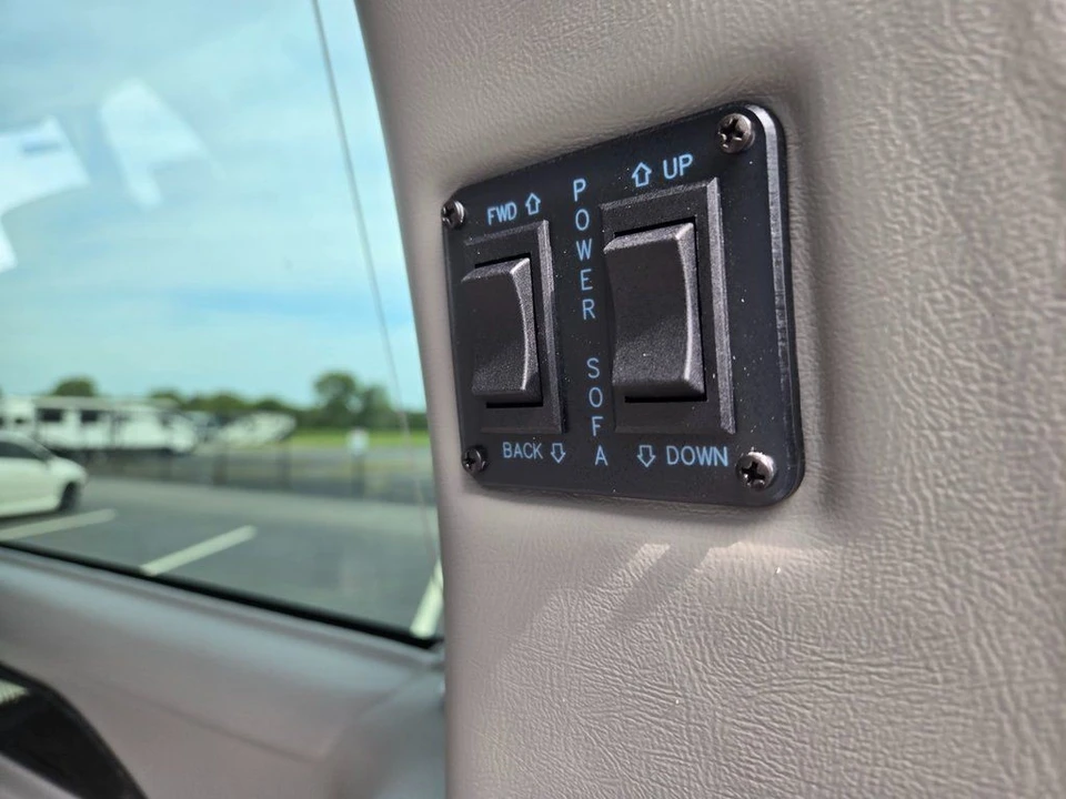 2025 GMC Savana - Image 8 of 12