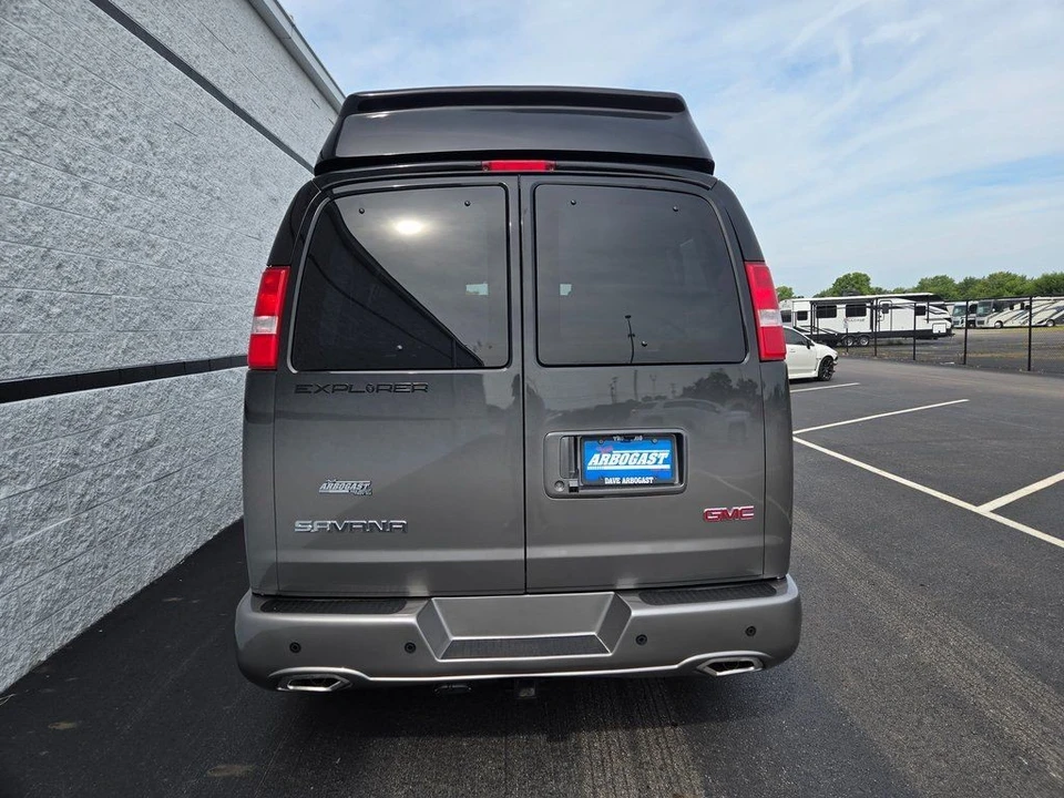 2025 GMC Savana - Image 5 of 12