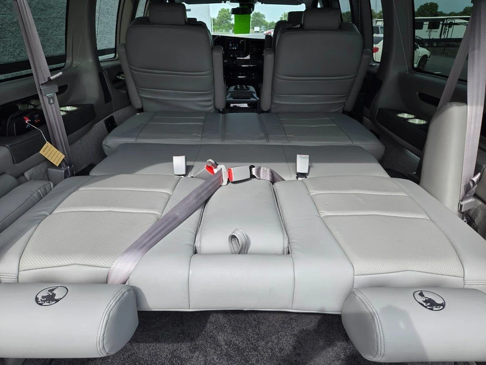 2025 GMC Savana - Image 9 of 12