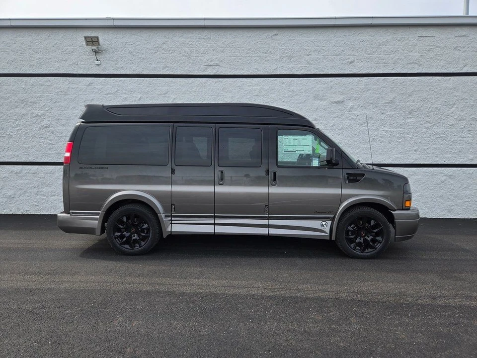 2025 GMC Savana - Image 3 of 12
