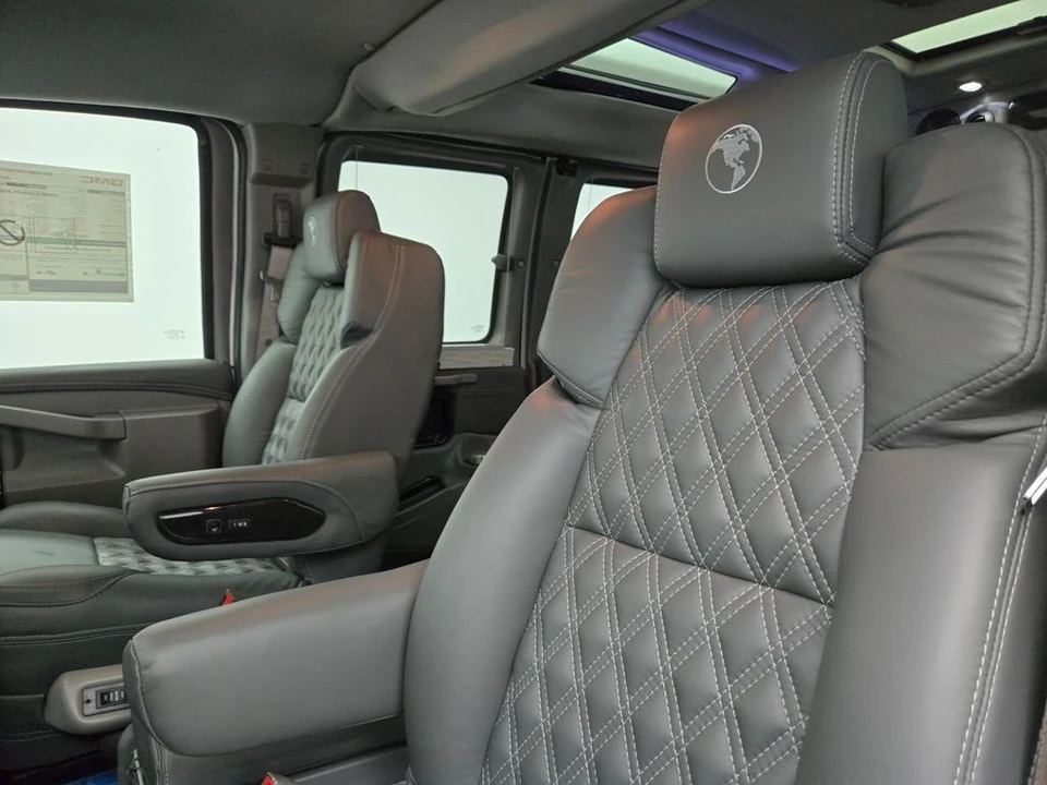 2025 GMC Savana - Image 17 of 21