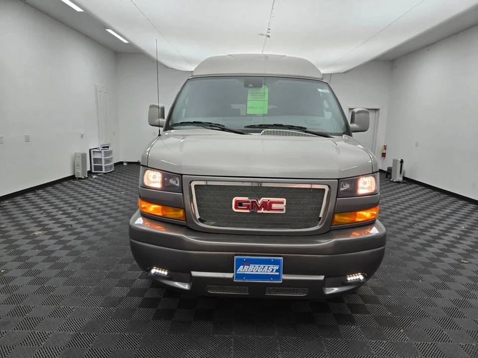 2025 GMC Savana - Image 12 of 21