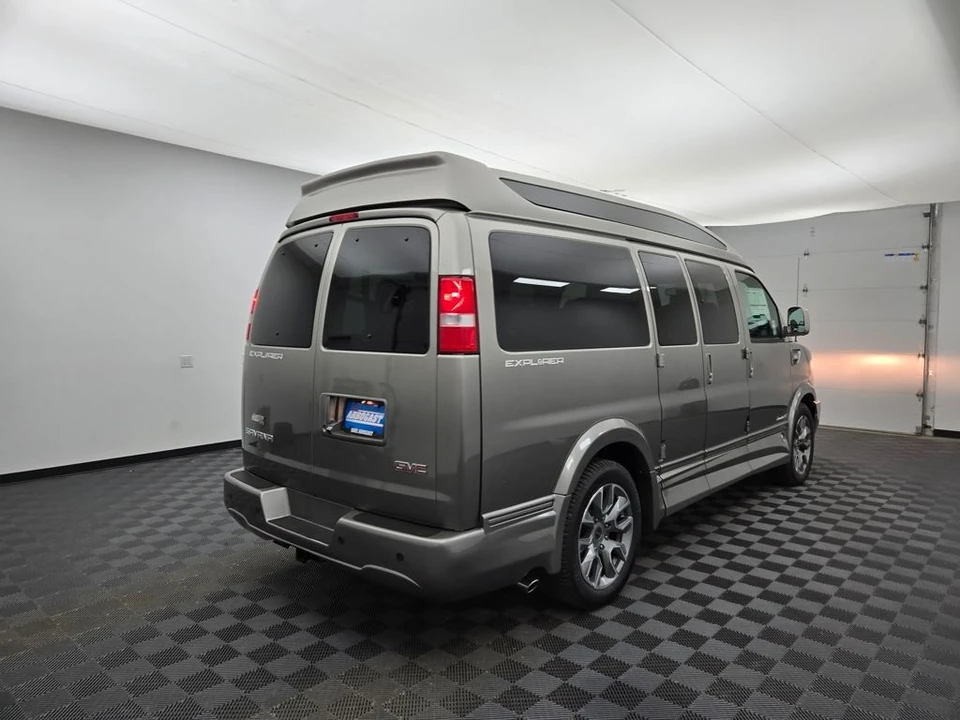 2025 GMC Savana - Image 3 of 21