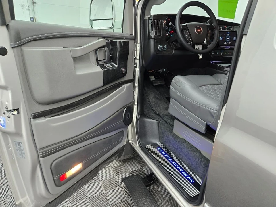 2025 GMC Savana - Image 14 of 21