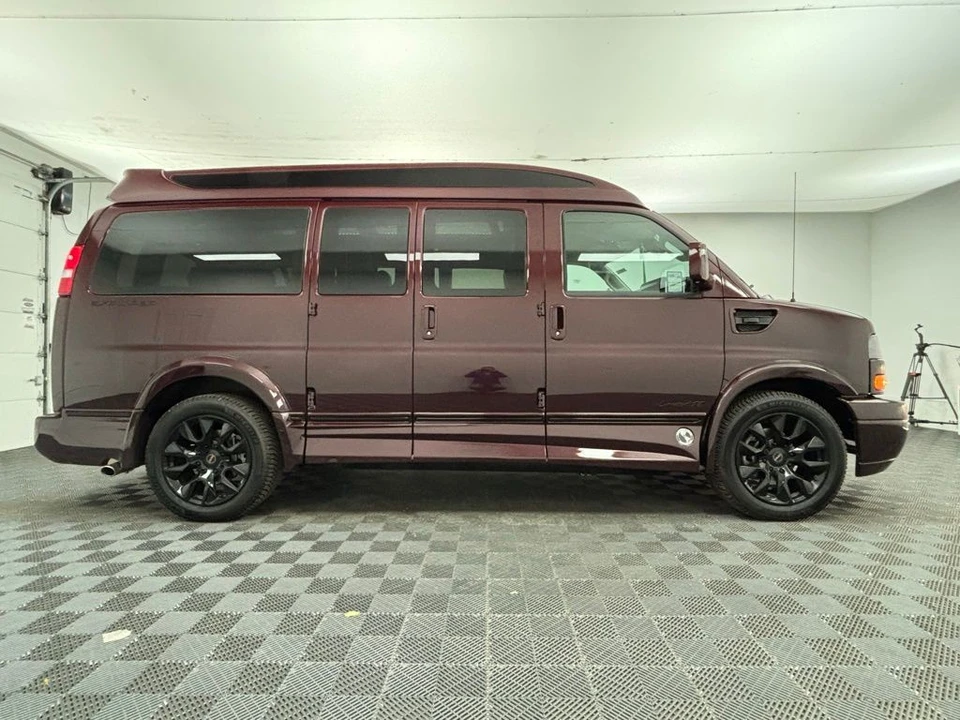 2025 GMC Savana - Image 5 of 21