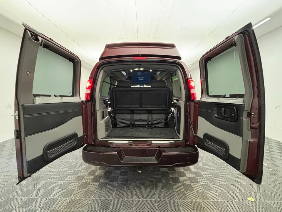2025 GMC Savana - Image 10 of 21