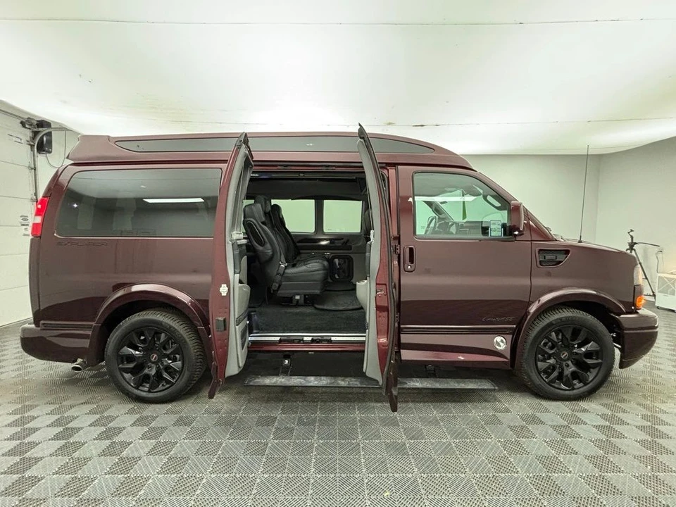 2025 GMC Savana - Image 6 of 21