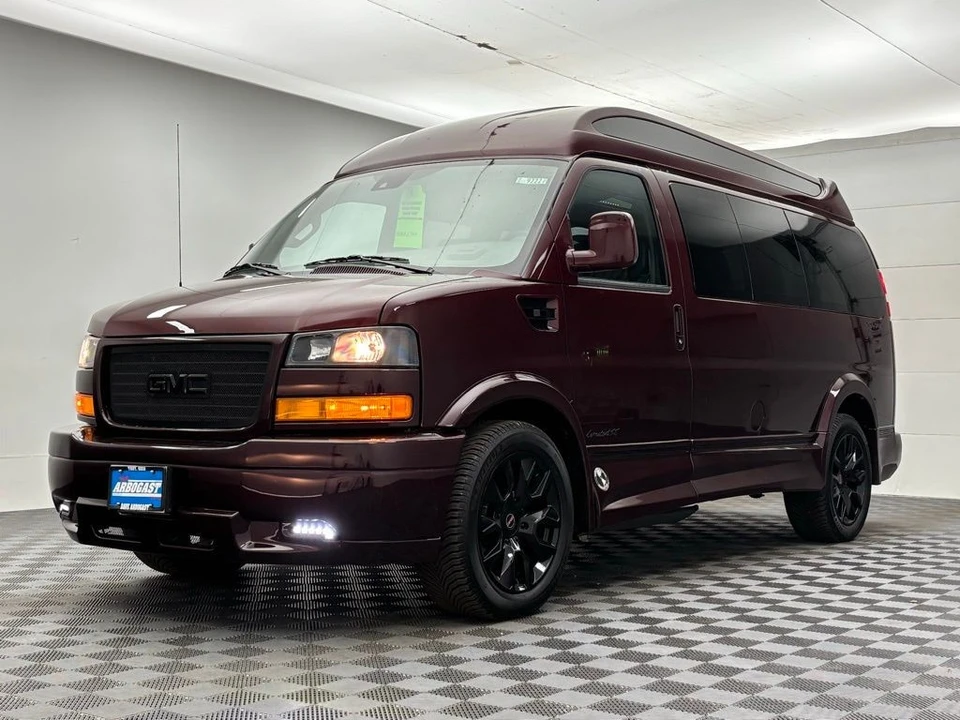 2025 GMC Savana - Image 15 of 21