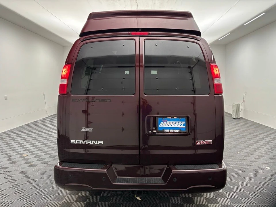 2025 GMC Savana - Image 8 of 12