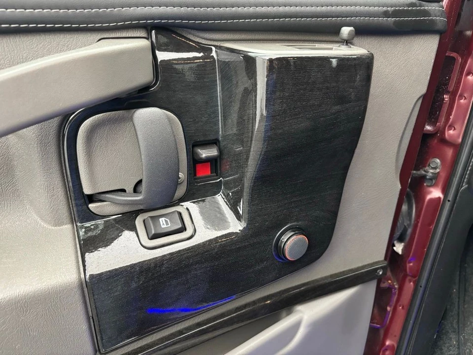 2025 GMC Savana - Image 20 of 21