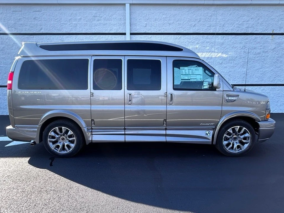 2025 GMC Savana - Image 15 of 21