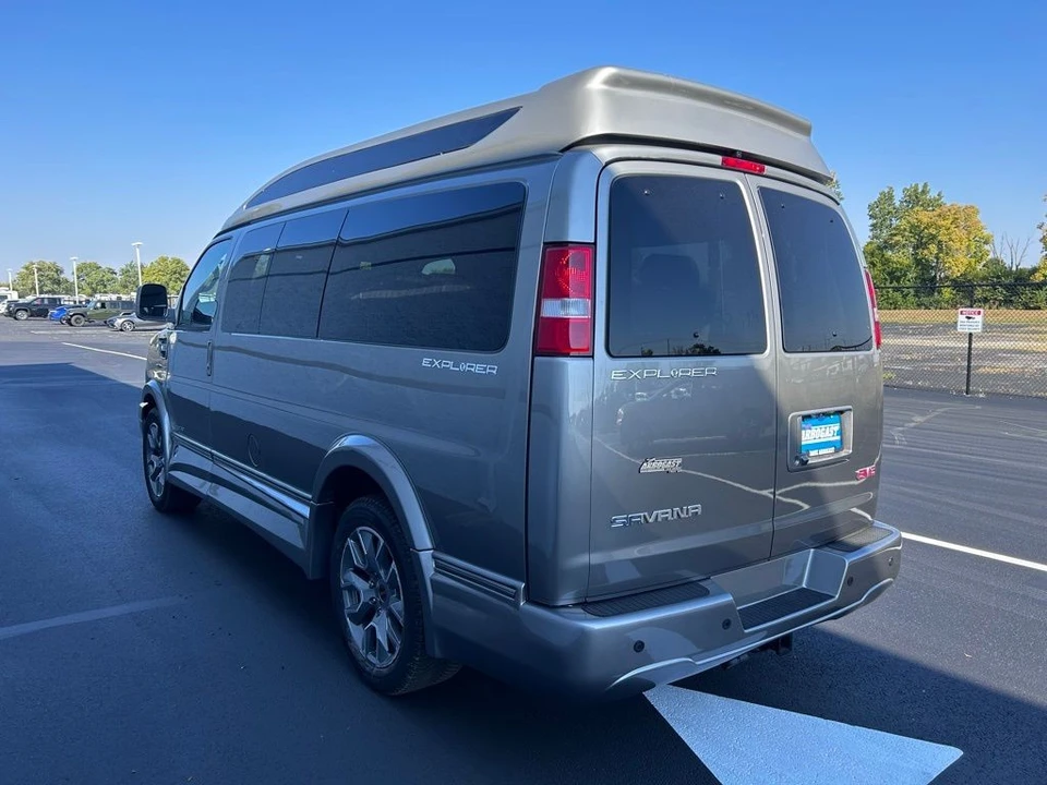 2025 GMC Savana - Image 19 of 21