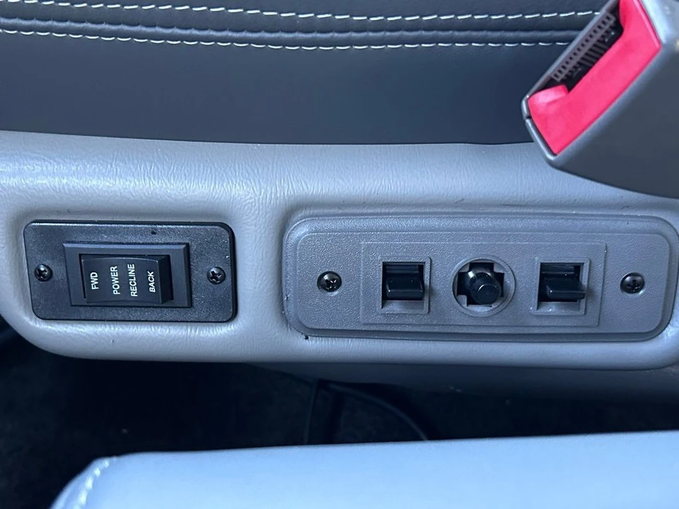 2025 GMC Savana - Image 7 of 12