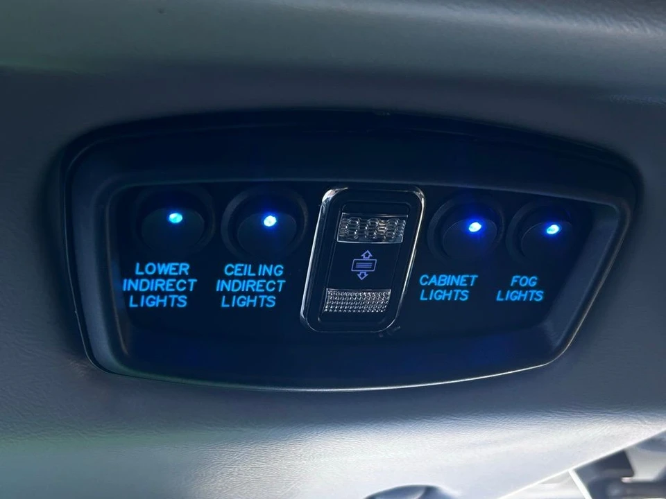 2025 GMC Savana - Image 9 of 12