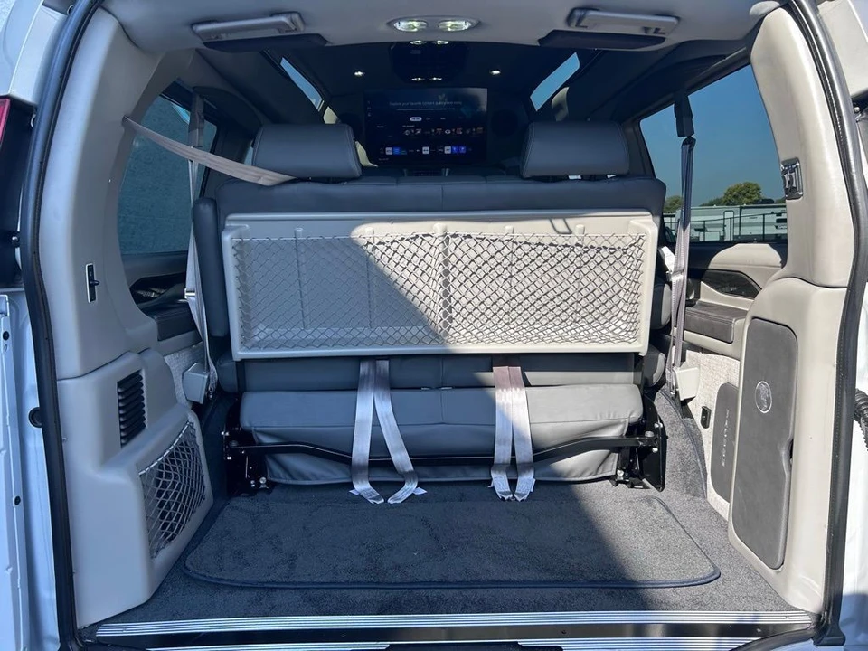 2025 GMC Savana - Image 18 of 21