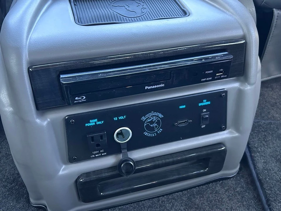 2025 GMC Savana - Image 12 of 21