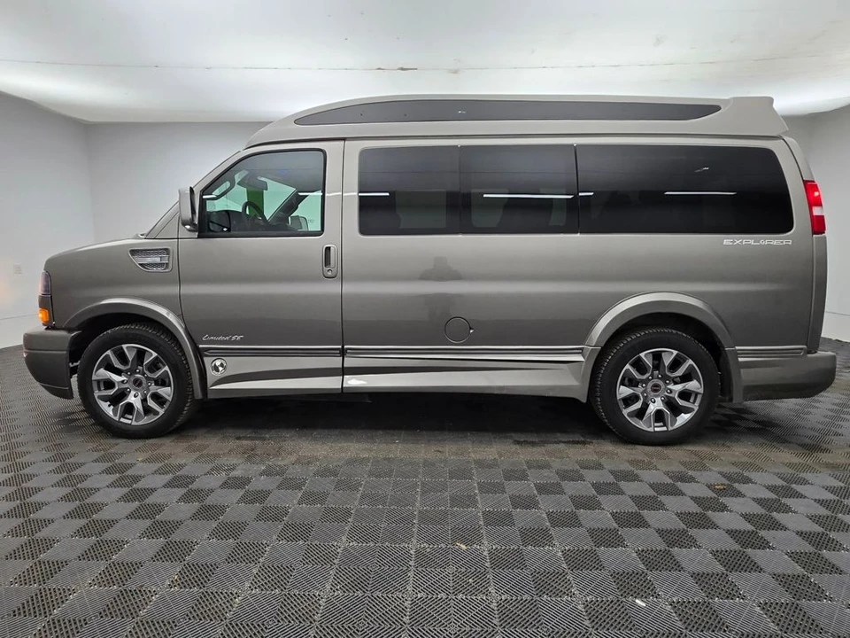 2025 GMC Savana - Image 15 of 21
