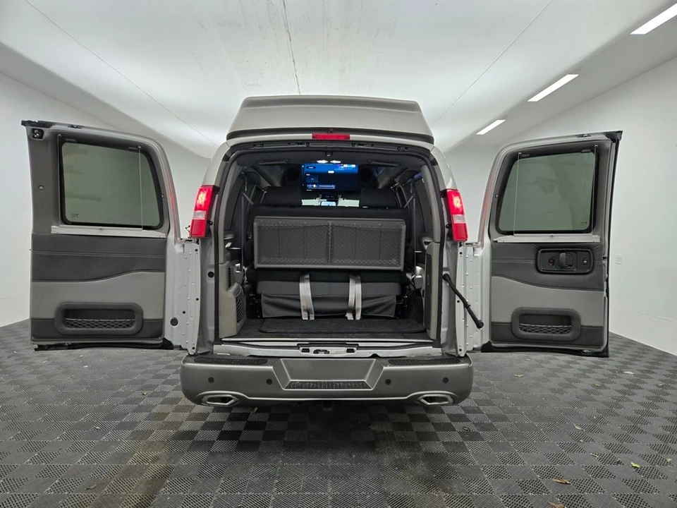 2025 GMC Savana - Image 13 of 21