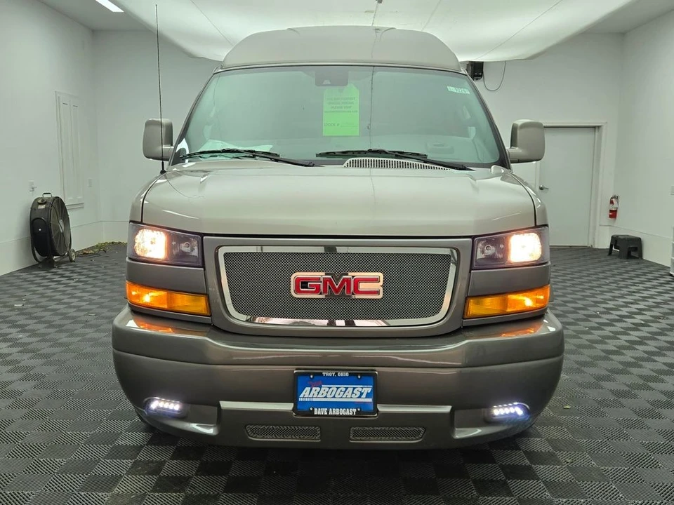 2025 GMC Savana - Image 17 of 21