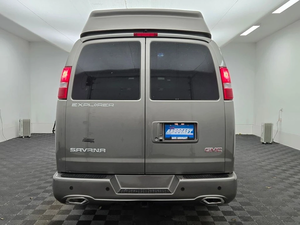 2025 GMC Savana - Image 12 of 21