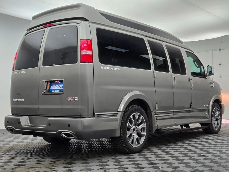 2025 GMC Savana - Image 11 of 21