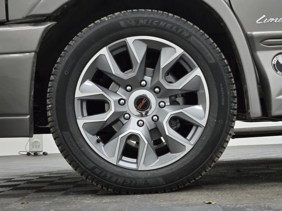 2025 GMC Savana - Image 19 of 21