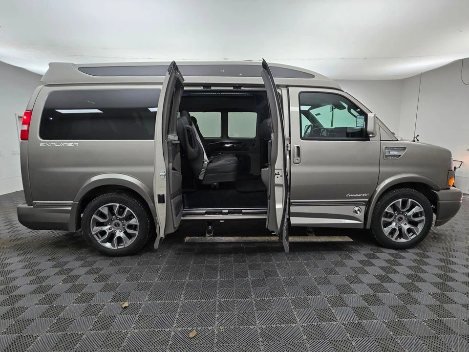 2025 GMC Savana - Image 9 of 21