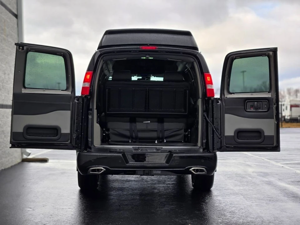 2025 GMC Savana - Image 13 of 21