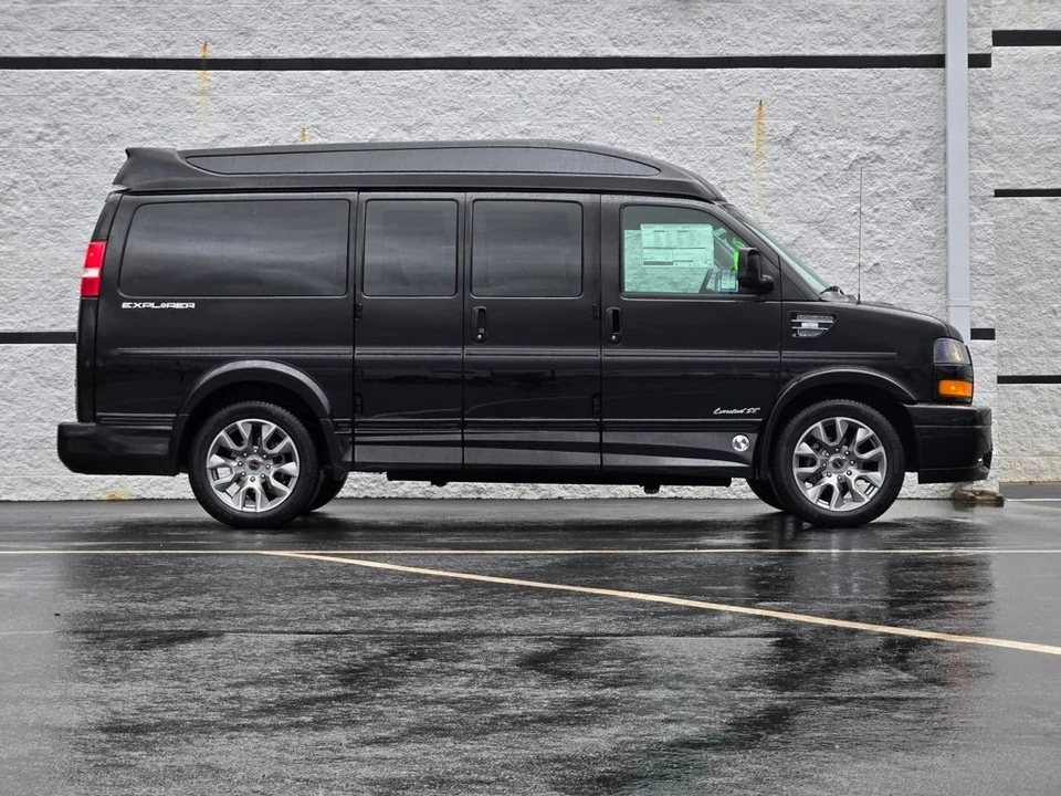 2025 GMC Savana - Image 9 of 12