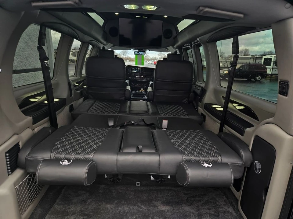 2025 GMC Savana - Image 14 of 21