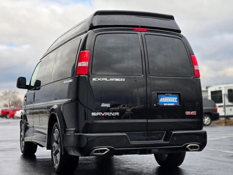2025 GMC Savana - Image 15 of 21