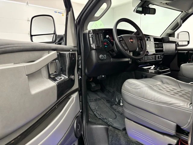 2025 GMC Savana - Image 17 of 21