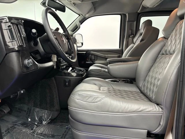 2025 GMC Savana - Image 19 of 21